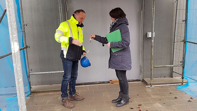 February 20, 2017: Handing over the keys of the Core & Rock Repository to Dr. Peter Linke, Scientific Director of the Technology and Logistics Center at GEOMAR